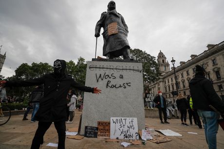 London, Čerčilova statua, grafiti, natpis, protest