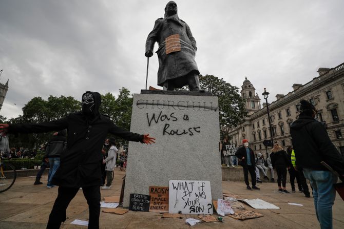 London, Čerčilova statua, grafiti, natpis, protest London, Čerčilova statua, grafiti, natpis, protest