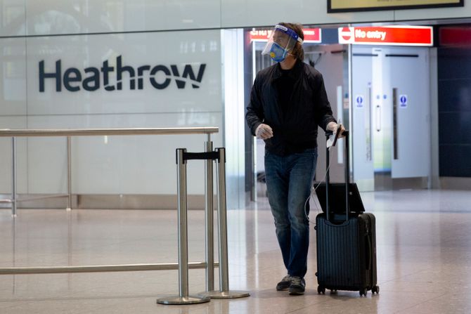 Heathrow Airport, Hitrou aerodrom, aerodrom, putnici, maske, terminal, torba, kofer, prtljag, putovanja