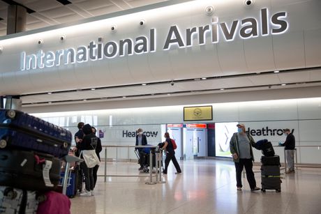 Heathrow Airport, Hitrou aerodrom, aerodrom, putnici, maske, terminal, torba, kofer, prtljag, putovanja