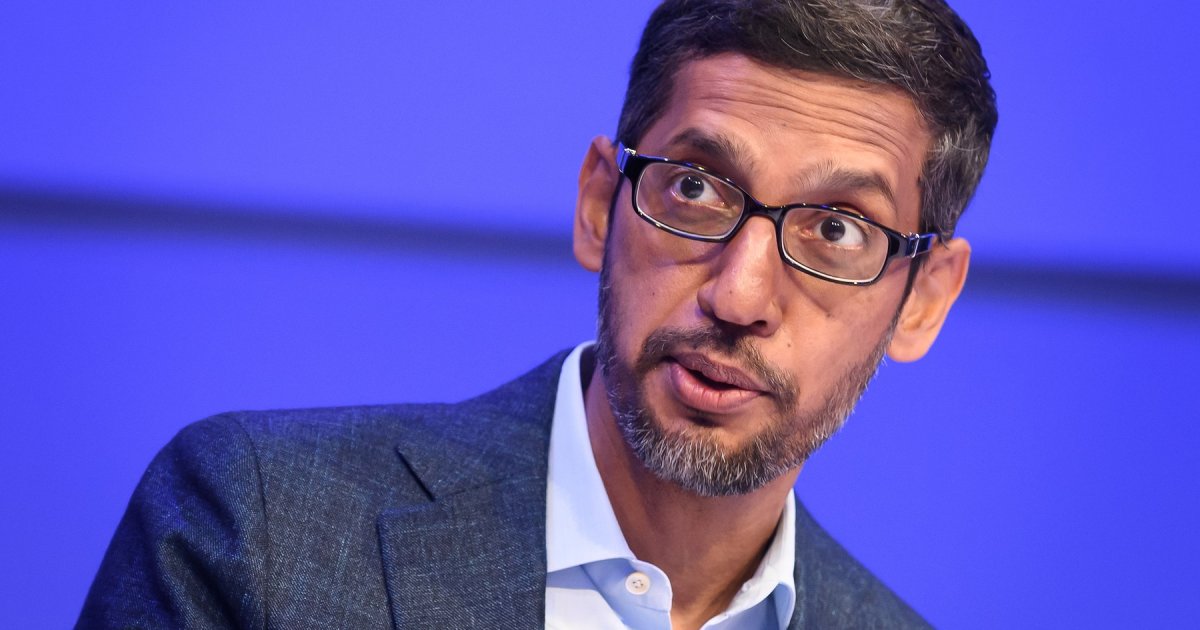 Директор компании Google вышел на сцену, а сотни студентов немедленно покинули зал