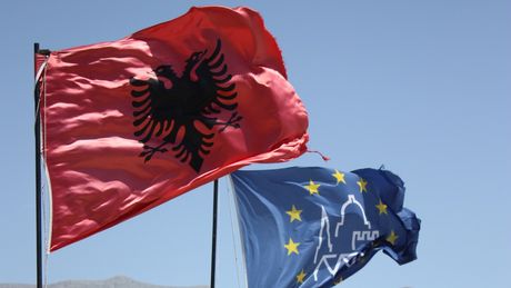 Albanija, albanska zastava, EU Evropska unija