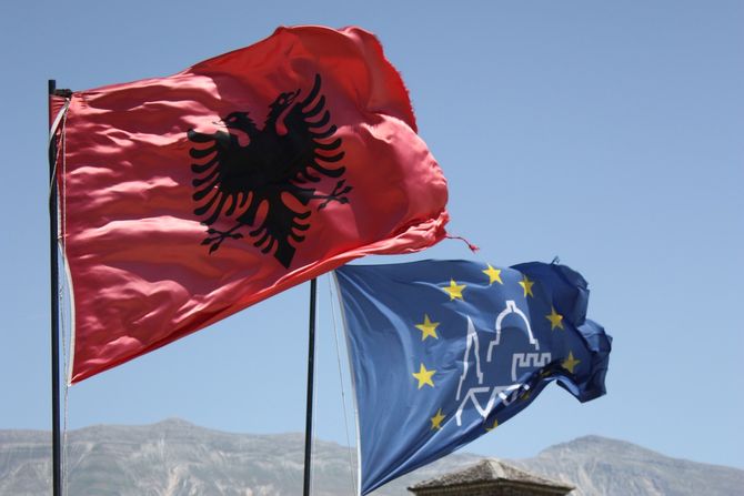 Albanija, albanska zastava, EU Evropska unija Albanija, albanska zastava, EU Evropska unija