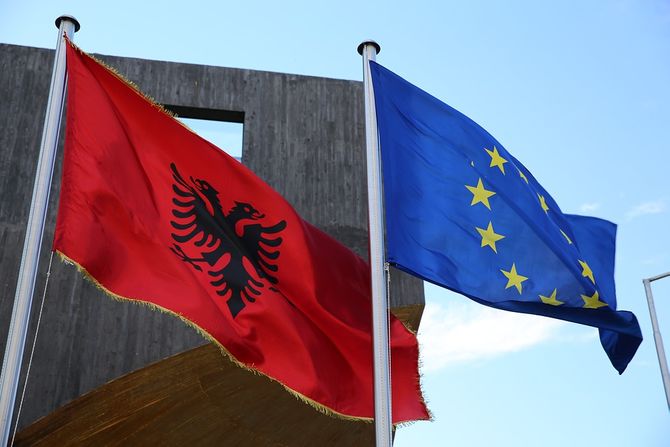 Albanija, albanska zastava, EU Evropska unija