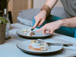 Muškarac jede, hrana, obrok, escajg