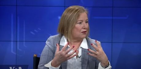 Amanda Benet. glas amerike Amanda Benet. glas amerike
