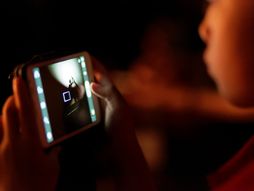 dete. mobilni, ekran, igrice