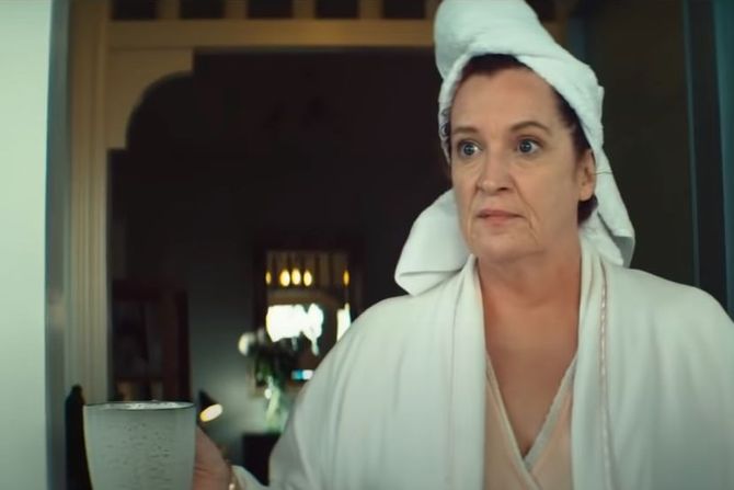 Žena, Vrata, Kafa, Kućna haljina Žena, Vrata, Kafa, Kućna haljina