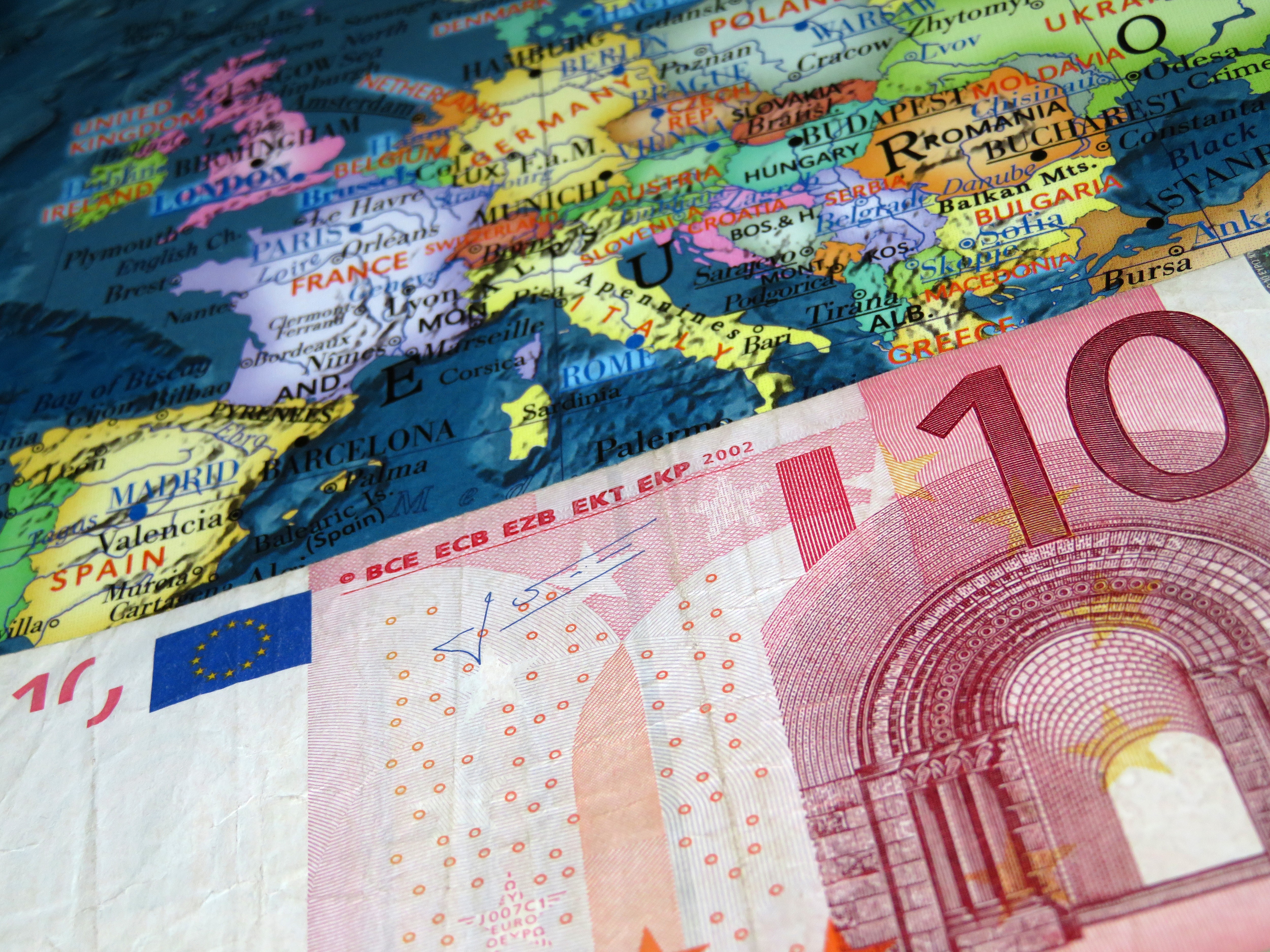 Suficit na tekućem računu evrozone u martu pao na 15 milijardi evra
