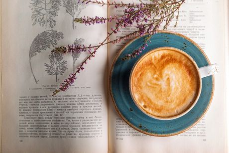 Kafa, šolja, knjiga, čitanje, cveće