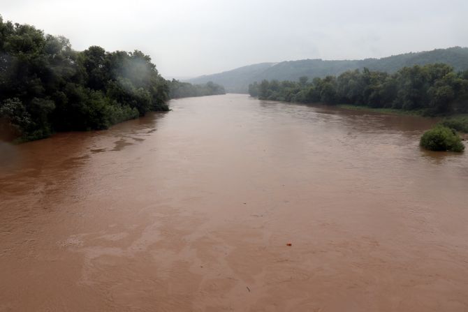 Poplave, kiša, reka, Velika Morava, rast vodostaja, Pomoravlje, most