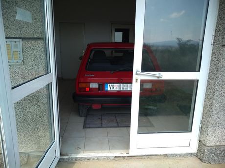 Jugo, Yugo, Vranje, parkiran u ulazu zgrade