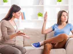 majka i tinejdzerka, svadja, popovanje, drzanje lekcije,