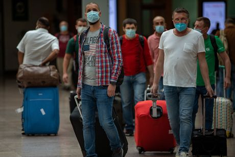 Aerodrom, putnici, maske, prtljag Aerodrom, putnici, maske, prtljag