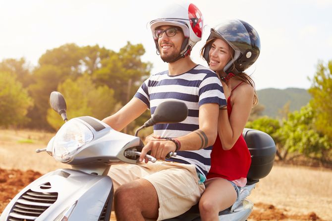 Motocikl, momak i devojka, vožnja, kacige Motocikl, momak i devojka, vožnja, kacige