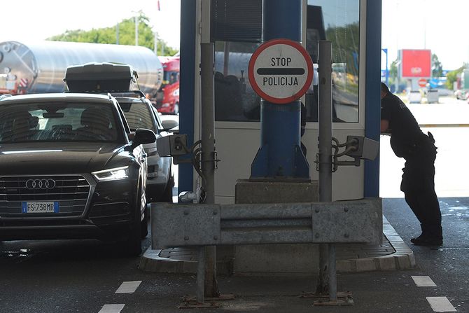 Granični prelaz Batrovci - Bajakovo, granica, Srbija i Hrvatska