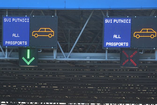 Granični prelaz Batrovci - Bajakovo, granica, Srbija i Hrvatska Granični prelaz Batrovci - Bajakovo, granica, Srbija i Hrvatska