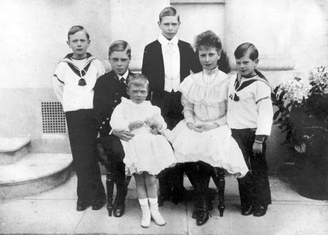 Prince Henry, Prince Edward, Prince Albert, Princess Mary, Prince George, Prince John, princ Džon Prince Henry, Prince Edward, Prince Albert, Princess Mary, Prince George, Prince John, princ Džon