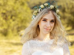 Ivanjdan, devojka sa cvećem u kosi