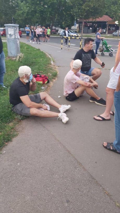 Mladici napadnuti cekicem na Novi Beograd Mladici napadnuti cekicem na Novi Beograd