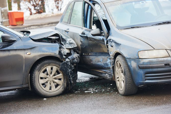 Saobračajna nesreća, udes, dva automobila