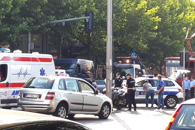 Udes, saobraćajna nezgda sudar taksi taxi i hitna pomoc