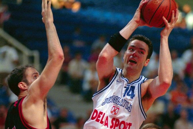 Dejan Tomašević proslavljeni srpski košarkaš Dejan Tomašević proslavljeni srpski košarkaš