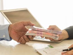 Dizanje kredita, banka, novac, evri