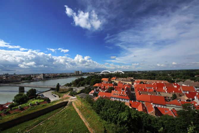 Novi SAD, panorama, centar grada,  PETROVARADIN lepo vreme suncano suncan dan