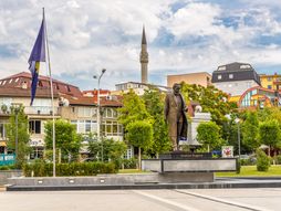 Trg statua bista spomenik Ibrahim Rugova, pristina, centar panorama gada,