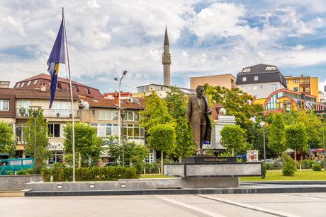 Trg statua bista spomenik Ibrahim Rugova, pristina, centar panorama gada,