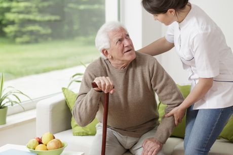 starac deda sa štapom medicinska sestra starac deda sa štapom medicinska sestra