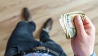 Većina Amerikanaca živi "od plate do plate": Dodatno se zadužuju da bi pokrili praznične troškove