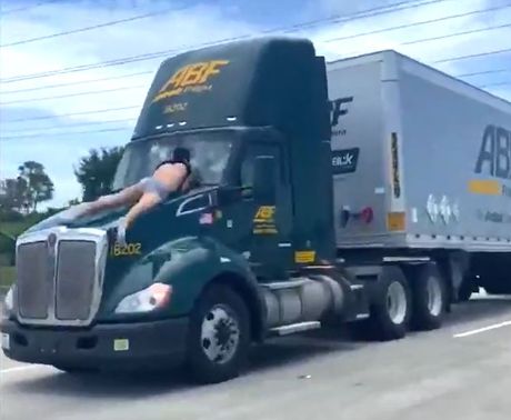 Čovek na kamionu, kamion