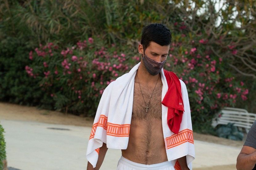Paparazzi photograph Djokovic in Marbella: Barefoot, wearing a wooden cross, and an unusual mask - Telegraf.rs