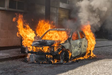 Zapaljen automobil, eksplozija