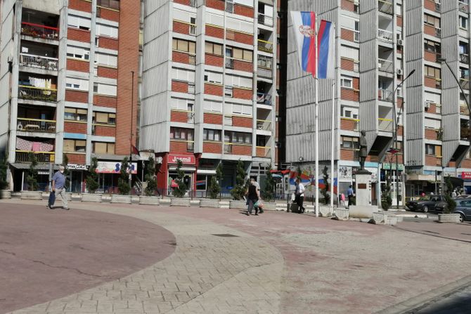 Kosovska Mitrovica, grad, ulice, panorama