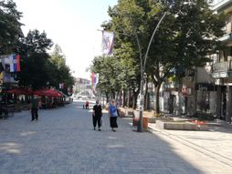 Kosovska Mitrovica, grad, ulice, panorama