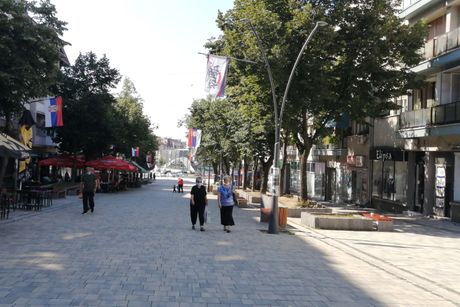 Kosovska Mitrovica, grad, ulice, panorama