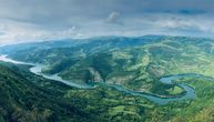 Kada se udruže snaga prirode i čovek nastaje nešto neverovatno: Ovo jezero je po nečemu jedinstveno i neobično