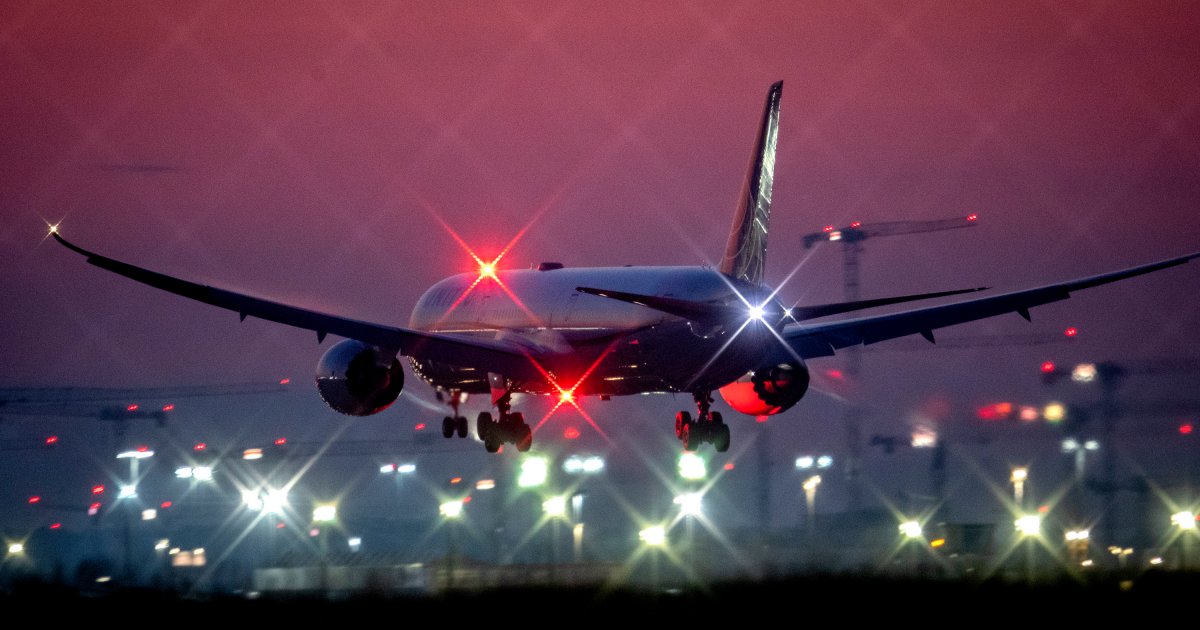 Snimak od koga se ledi krv u žilama: Na aerodromu u Čikagu izbegnut sudar dva aviona na pisti