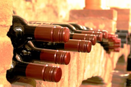 Vino, vinski podrum, flaše, burići, burad Vino, vinski podrum, flaše, burići, burad