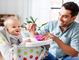 Bebi hrana, beba jede, hranjenje bebe, obrok, kašica, kaša, tata hrani bebu, otac, sin, beba, bebe, kašica