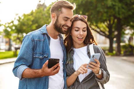 MObilni telefon, par, ulica MObilni telefon, par, ulica