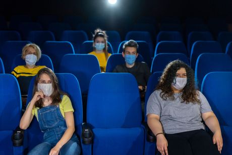Ljudi sa maskama, publika, bioskop, pozoriste, sala