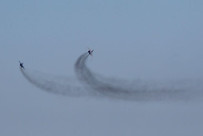 Vojni aerodrom Batajnica, avion, helikopter, vojnici, maske, vojska