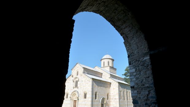 Manastir Visoki Dečani, Kosovo i Metohija