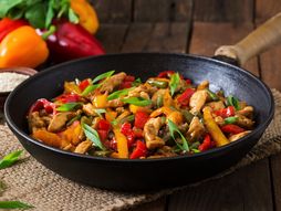 Piletina sa paprikom i tikvicama