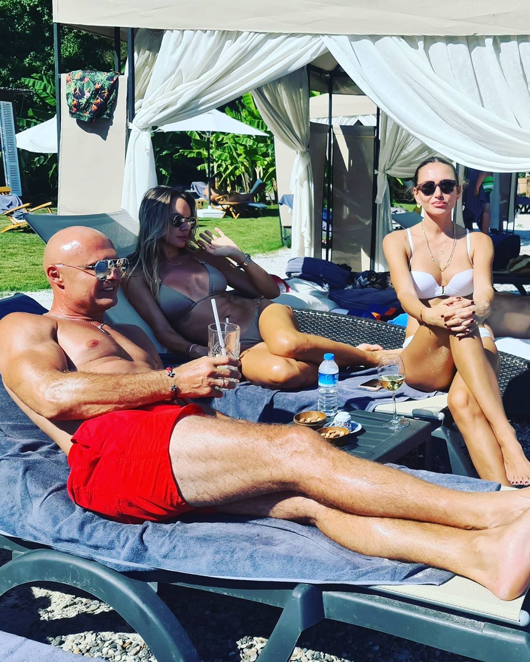 Bogato Letovanje Mili Se Vec Mesec Dana Baskari Na Jahti Tu Mu Je Seksi Zena Ali I Emina Jahovic Telegraf Rs