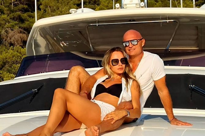 Bogato Letovanje Mili Se Vec Mesec Dana Baskari Na Jahti Tu Mu Je Seksi Zena Ali I Emina Jahovic Telegraf Rs